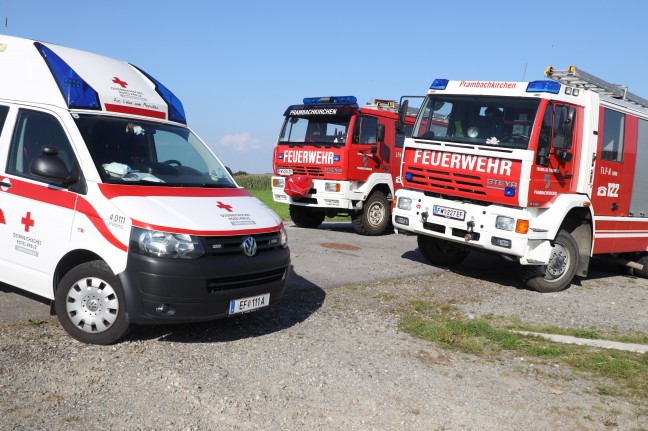 Personenrettung: Arbeiter bei Sturz von der Leiter in Prambachkirchen schwer verletzt