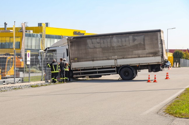 Kraneinsatz: Schwierige Bergung eines weggerollten LKWs in St. Georgen bei Grieskirchen