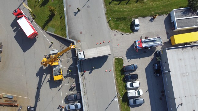 Kraneinsatz: Schwierige Bergung eines weggerollten LKWs in St. Georgen bei Grieskirchen