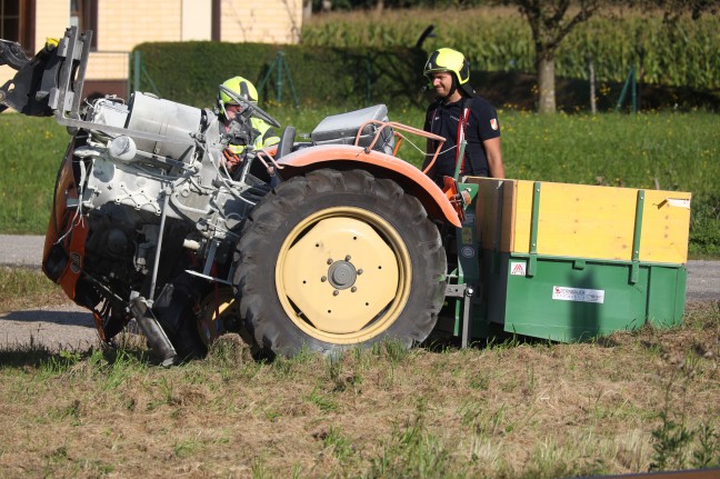 Schwere Kollision zwischen Traktor und Regionalzug auf Bahnübergang in Aurolzmünster