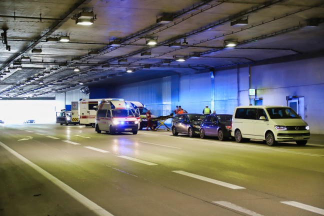 Zwei Verletzte bei Verkehrsunfall im Tunnel Bindermichl auf der Mühlkreisautobahn in Linz