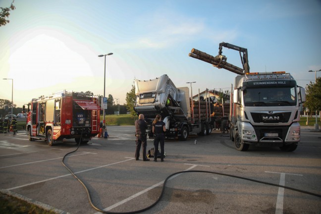 Feuerwehr bei kleinerem Brand an Holztransporter in Sattledt im Einsatz