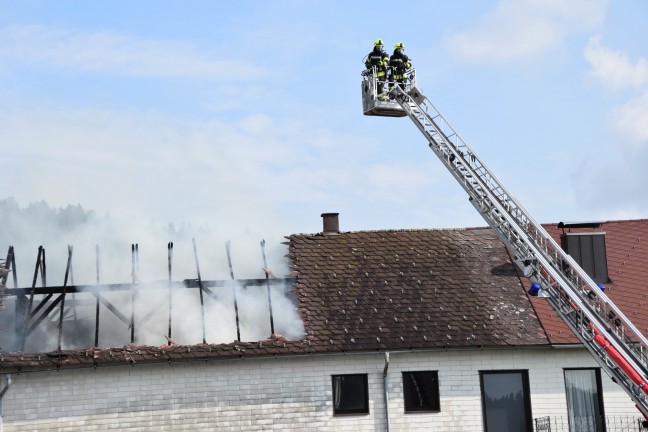 Brand einer Scheune in Oberkappel führt zu Löscheinsatz mit zehn Feuerwehren