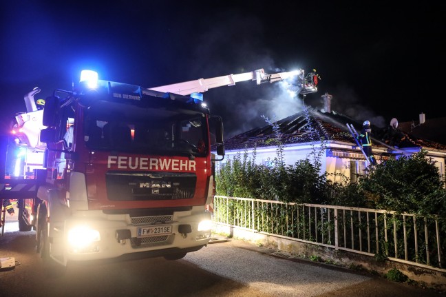 Brand eines Wohnhauses in Sierning durch vier Feuerwehren rasch unter Kontrolle gebracht