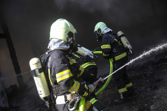 Neun Feuerwehren bei Brand bei einem Wohnhaus in Hinzenbach im Einsatz