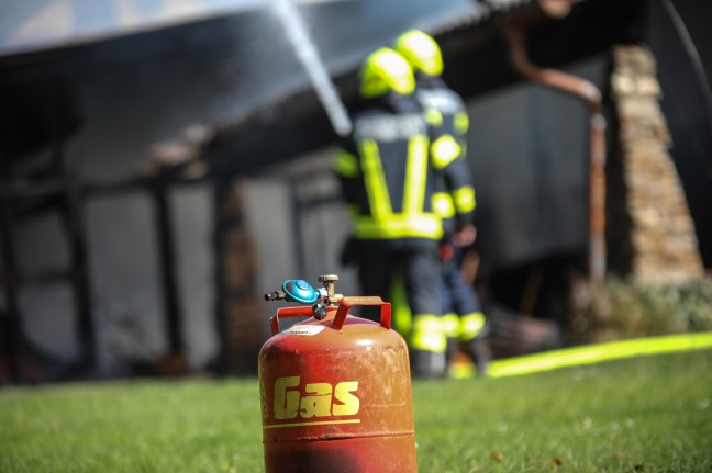 Neun Feuerwehren bei Brand bei einem Wohnhaus in Hinzenbach im Einsatz