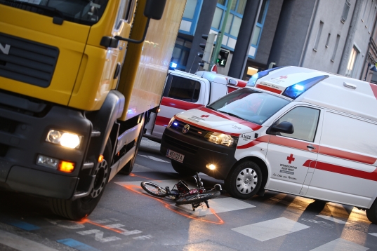 Schwerer Verkehrsunfall mit einer Radfahrerin in der Welser Innenstadt