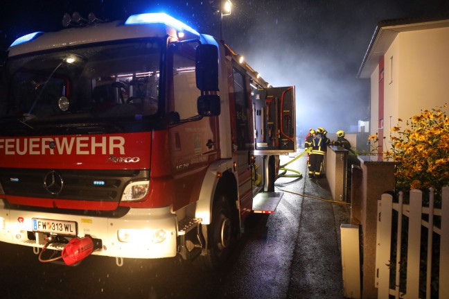 Brand einer Gartenhütte samt angrenzender Hecke drohte auf Wohnhaus in Stadl-Paura überzugreifen