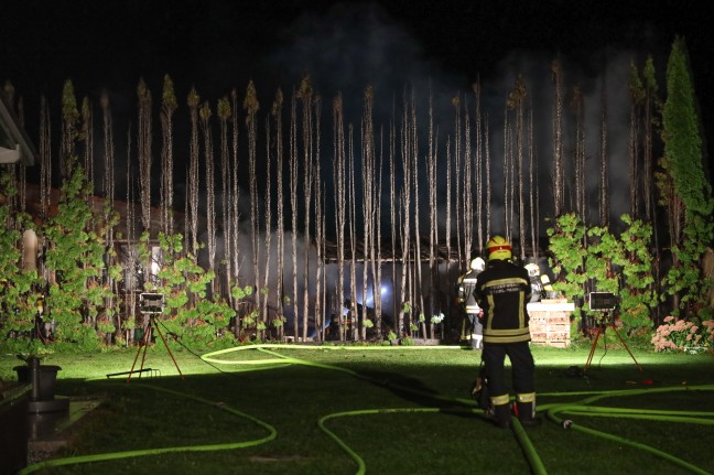 Brand einer Gartenhütte samt angrenzender Hecke drohte auf Wohnhaus in Stadl-Paura überzugreifen