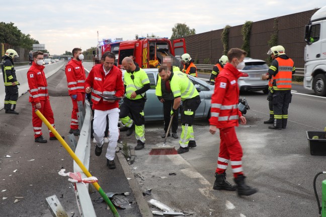 Auto auf Welser Autobahn bei Wels-Puchberg gegen Leitschiene gekracht