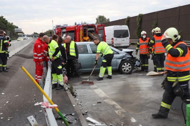 Auto auf Welser Autobahn bei Wels-Puchberg gegen Leitschiene gekracht