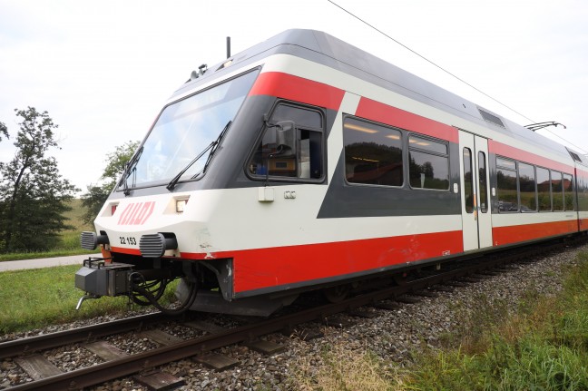 Auto auf Bahnübergang in Peuerbach von Lokalbahn-Triebwagen erfasst