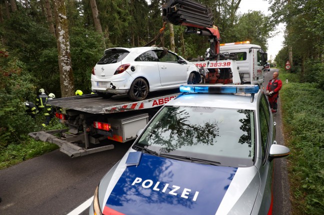 Auto bei Unfall in Niederneukirchen gegen Baum gekracht