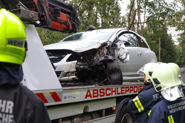 Auto bei Unfall in Niederneukirchen gegen Baum gekracht