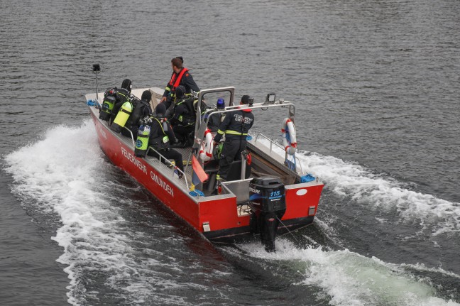 Feuerwehr mit Tauchern und Booten bei Suchaktion in der Traun in Gmunden im Einsatz