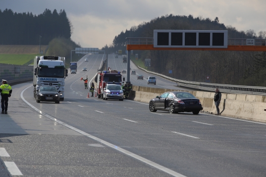 Mehrere Unfälle nach starkem Graupelschauer auf der Westautobahn bei Pucking