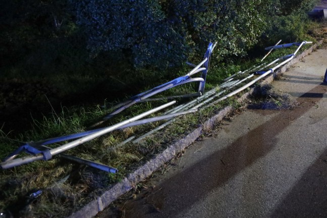 Auto bei Hargelsberg in Brückengeländer gekracht