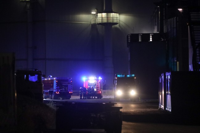 Brand bei Abfallverwertungsunternehmen in Wels-Schafwiesen sorgt für Einsatz der Feuerwehren