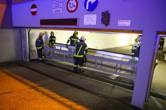 Einfahrtstor einer Tiefgarage in Wels-Neustadt musste nach Unfall durch Feuerwehr demontiert werden