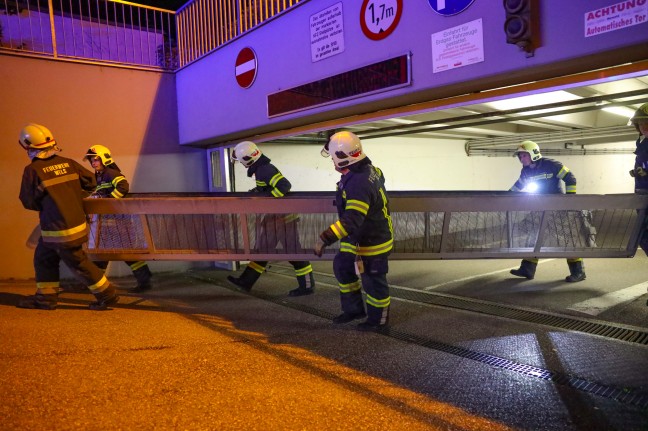 Einfahrtstor einer Tiefgarage in Wels-Neustadt musste nach Unfall durch Feuerwehr demontiert werden