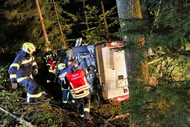 Kleinbus bei Unfall zwischen Ried in der Riedmark und Wartberg ob der Aist über Böschung gestürzt