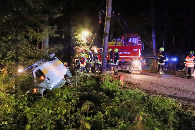 Kleinbus bei Unfall zwischen Ried in der Riedmark und Wartberg ob der Aist über Böschung gestürzt