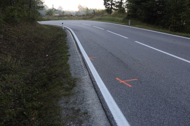 Motorradlenkerin (42) starb nach Kollision mit zwei PKW bei Feldkirchen an der Donau im Krankenhaus