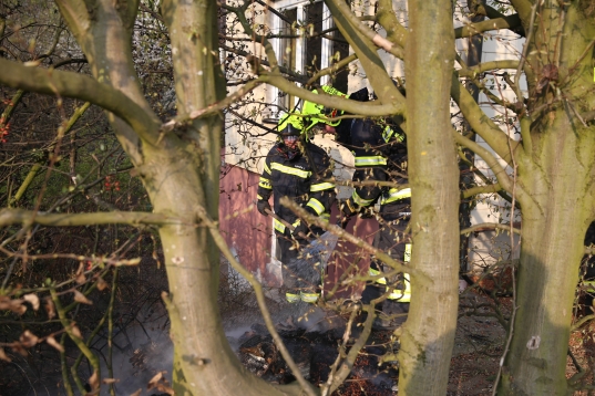 Feuerwehreinsatz wegen brennender Abfälle in einem Garten in Marchtrenk