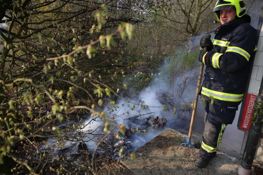 Feuerwehreinsatz wegen brennender Abfälle in einem Garten in Marchtrenk