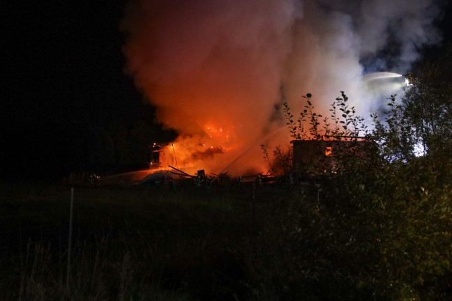 Neun Feuerwehren bei Vollbrand eines unbewohnten Bauernhofes in Rohr im Kremstal im Einsatz