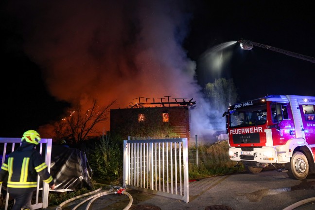 Neun Feuerwehren bei Vollbrand eines unbewohnten Bauernhofes in Rohr im Kremstal im Einsatz