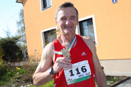 Helmut Hübl (66) holte sich Weltmeistertitel im Stabhochsprung
