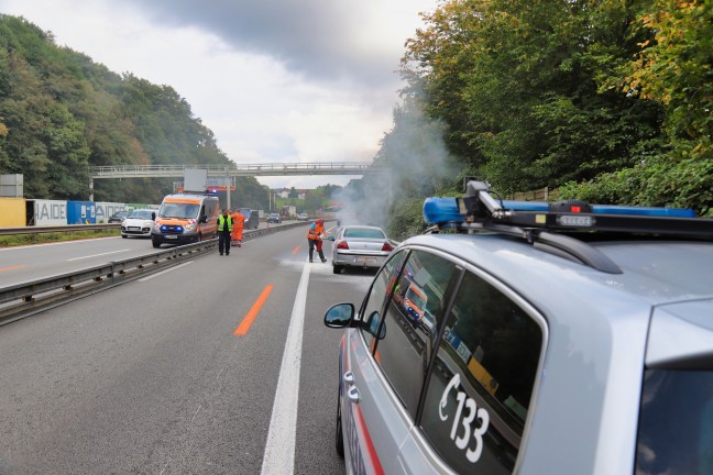 Einsatzkräfte bei PKW-Brand auf der Mühlkreisautobahn bei Linz-Dornach im Einsatz