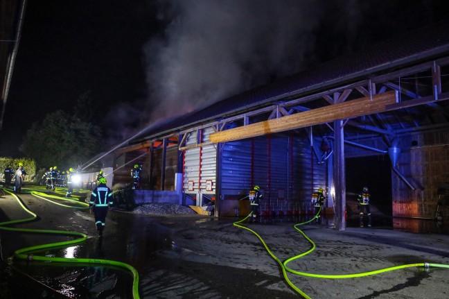Neun Feuerwehren bei Brand einer landwirtschaftlichen Maschinenhalle in Pennewang im Einsatz