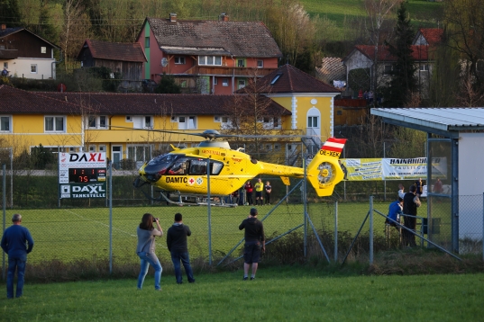 Rettungshubschrauber Christophorus 10 am Fußballplatz Offenhausen im Einsatz