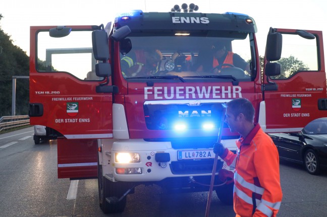 Menschenrettung nach schwerem Verkehrsunfall zwischen LKW und PKW auf Westautobahn bei Enns