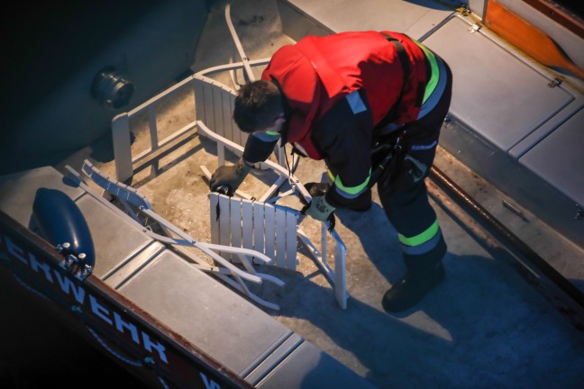 Klappstühle "gefischt": Bootseinsatz der Feuerwehr in der Traun zwischen Thalheim bei Wels und Wels
