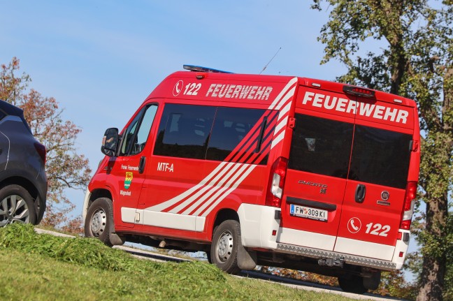 Traktorabsturz auf Bauernhof in Grnburg fordert einen Schwerverletzten