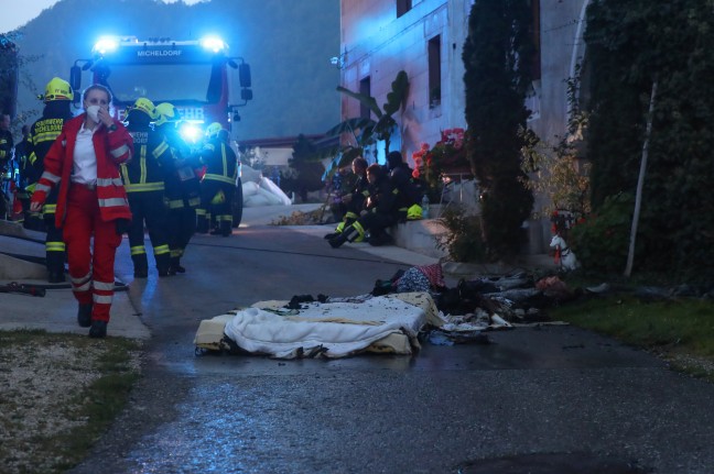 Drei Feuerwehren bei Zimmerbrand auf Bauernhof in Micheldorf in Oberösterreich im Einsatz