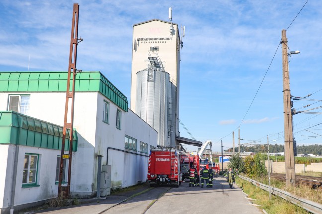 15 Feuerwehren bei Brand in einem Silo in Vcklamarkt im Einsatz