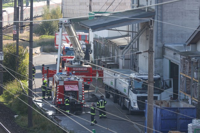 15 Feuerwehren bei Brand in einem Silo in Vcklamarkt im Einsatz