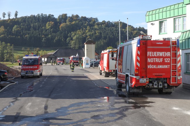 15 Feuerwehren bei Brand in einem Silo in Vcklamarkt im Einsatz