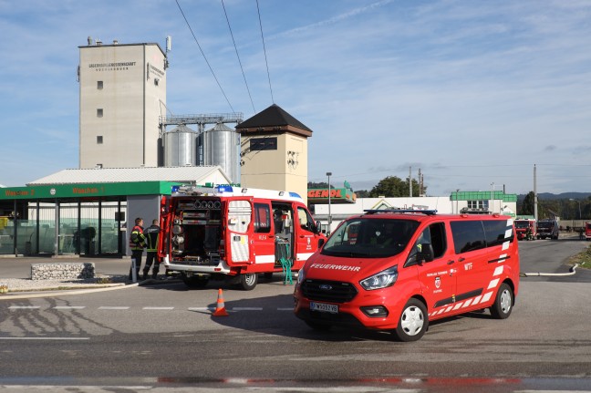 15 Feuerwehren bei Brand in einem Silo in Vcklamarkt im Einsatz