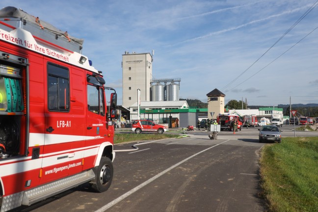 15 Feuerwehren bei Brand in einem Silo in Vcklamarkt im Einsatz