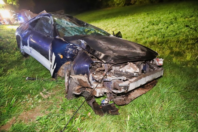 Ein Schwerverletzter nach Autoüberschlag und Crash gegen Baum in Alberndorf in der Riedmark