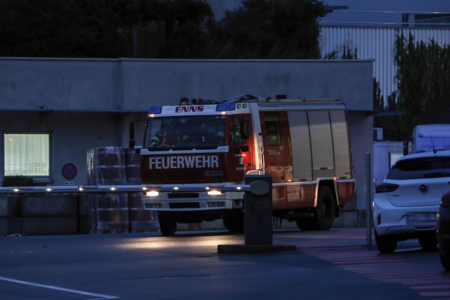 Feuerwehr zu Brand bei Unternehmen in Enns alarmiert