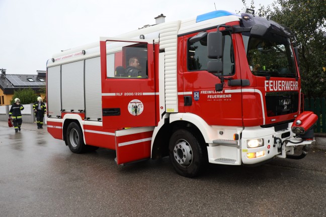 Kühlmittelaustritt aus defektem Kühlschrank führt zu Einsatz der Feuerwehr in Wels-Puchberg