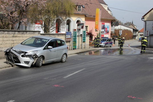 PKW-Brand nach Verkehrsunfall in Kremsmünster rasch unter Kontrolle gebracht