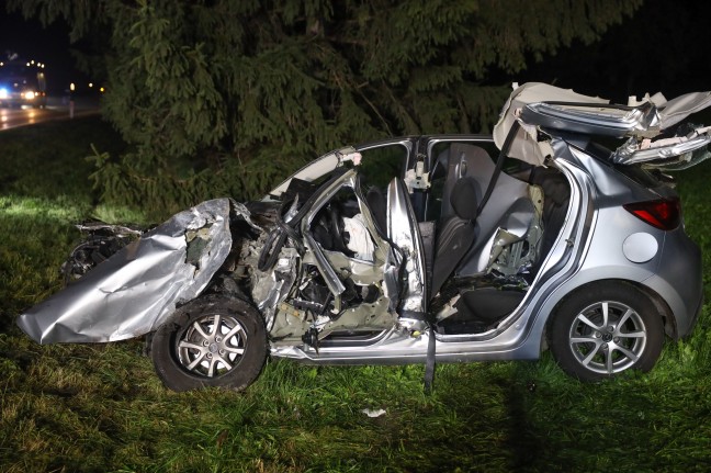 Autolenker (20) bei Frontalkollision mit LKW bei Micheldorf in Oberösterreich tödlich verletzt