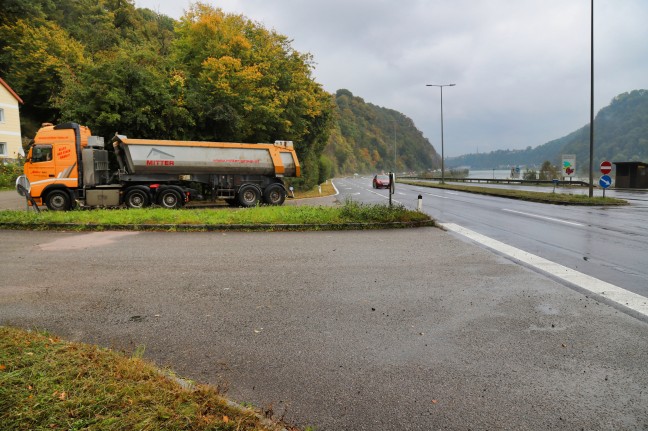 Unfall mit Verkehrsinsel in Puchenau endet glimpflich